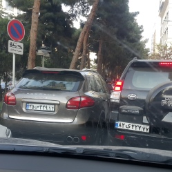Um Porsche Cayenne em Teerã, sinal que as coisas lá estão indo bem para algumas pessoas